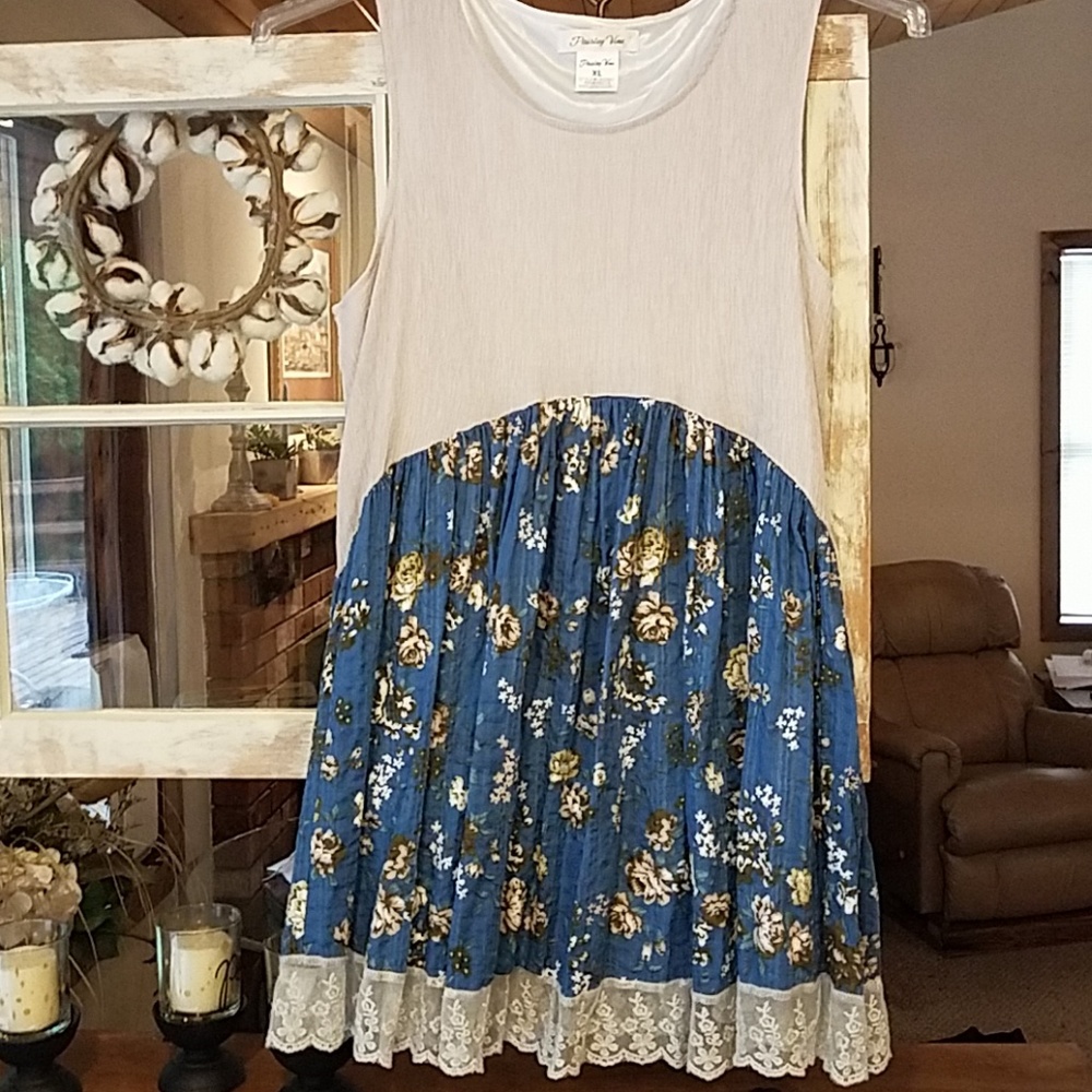 Floral print gauze sleeveless tunic with lace trim